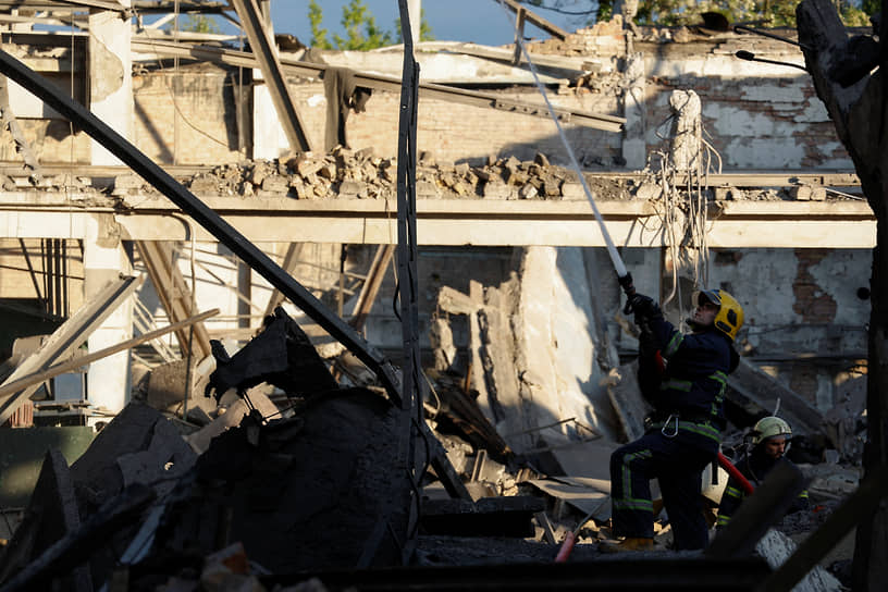 Спасатели работают в здании пострадавшего от ракетных ударов Дарницкого авторемонтного завода