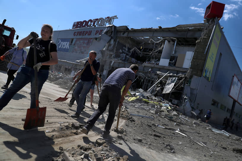 Жители Харькова убирают улицу от обломков