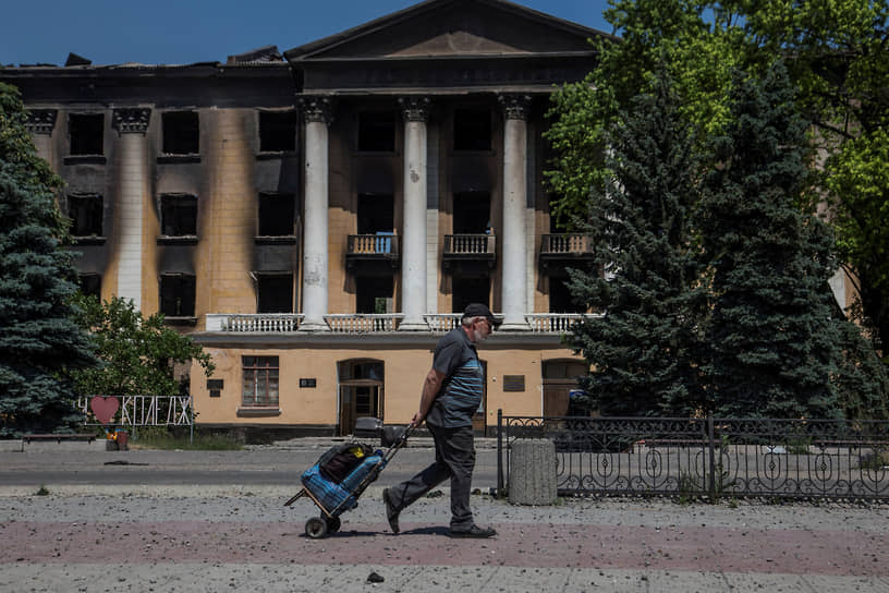 Здание Государственного горно-промышленного колледжа, сгоревшее в результате обстрела в Лисичанске