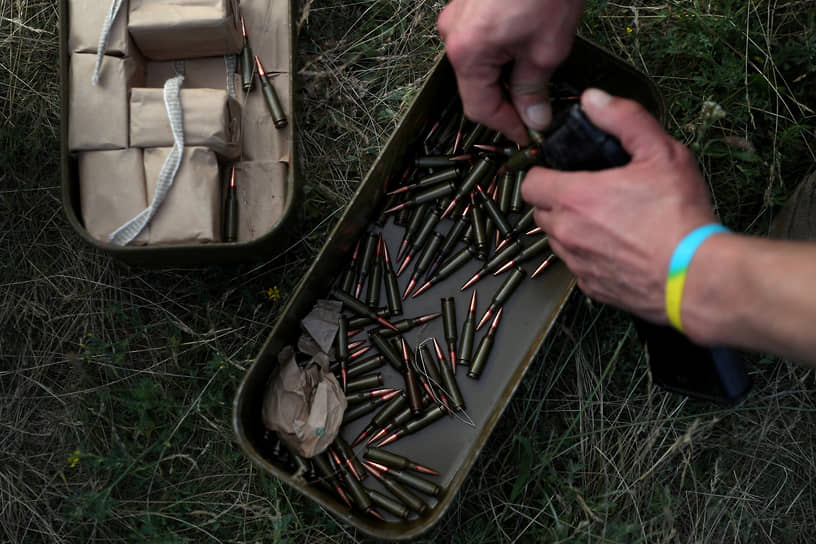 Украинский военнослужащий заряжает патроны на учениях на окраине Харькова