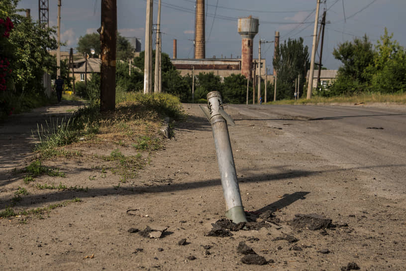 Неразорвавшийся снаряд реактивной системы залпового огня на улице в Лисичанске 