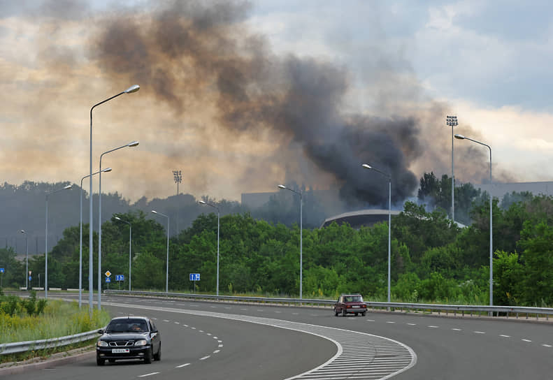 После обстрела в Донецке над городом поднимается дым