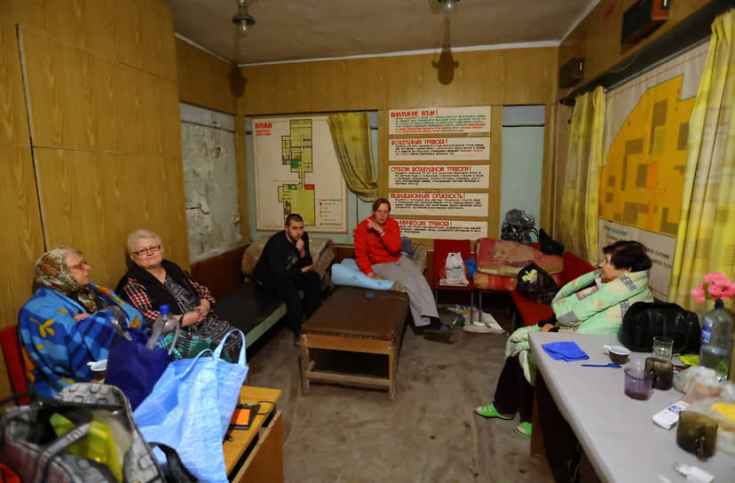 Жители Донецка укрываются в бомбоубежище