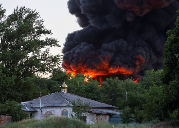 Дым после обстрела в Донецке