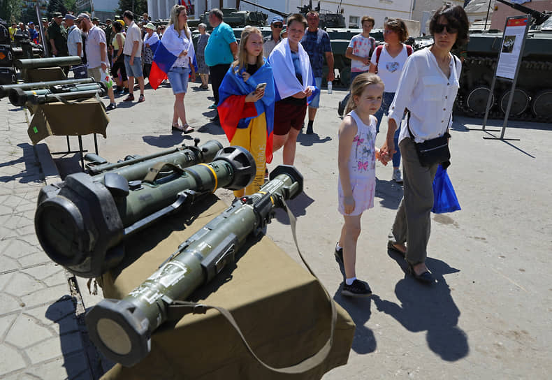 Местные жители на выставке техники и вооружений в Лисичанске