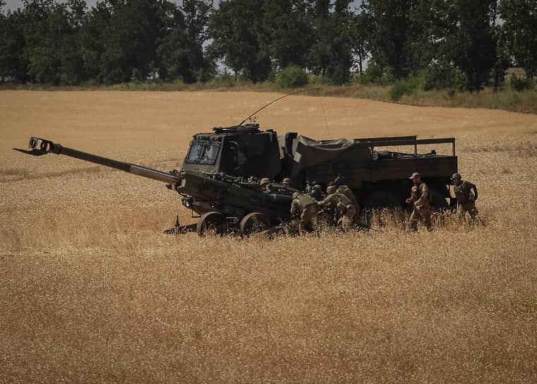 Украинские военнослужащие возле гаубицы M777 в районе Донбасса