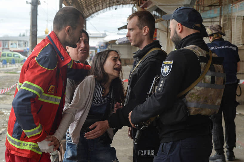 Женщина оплакивает мужа, погибшего при обстреле Харькова