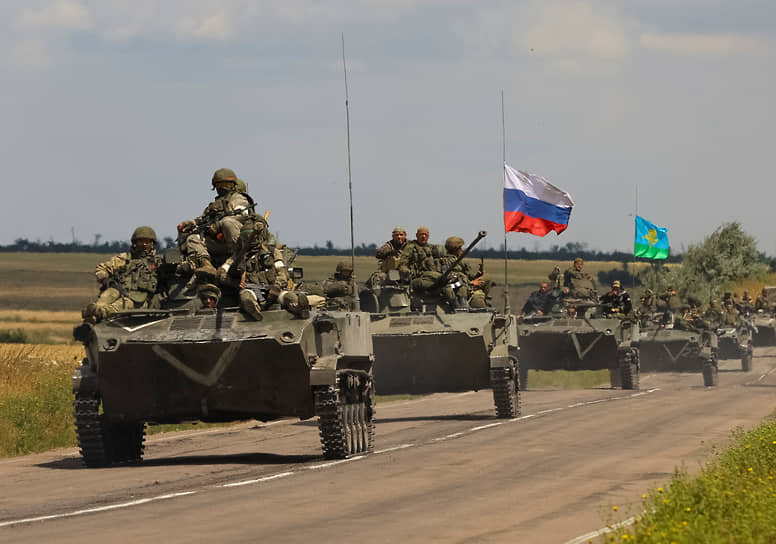 Колонна российских бронемашин въезжает в контролируемую РФ часть Запорожской области