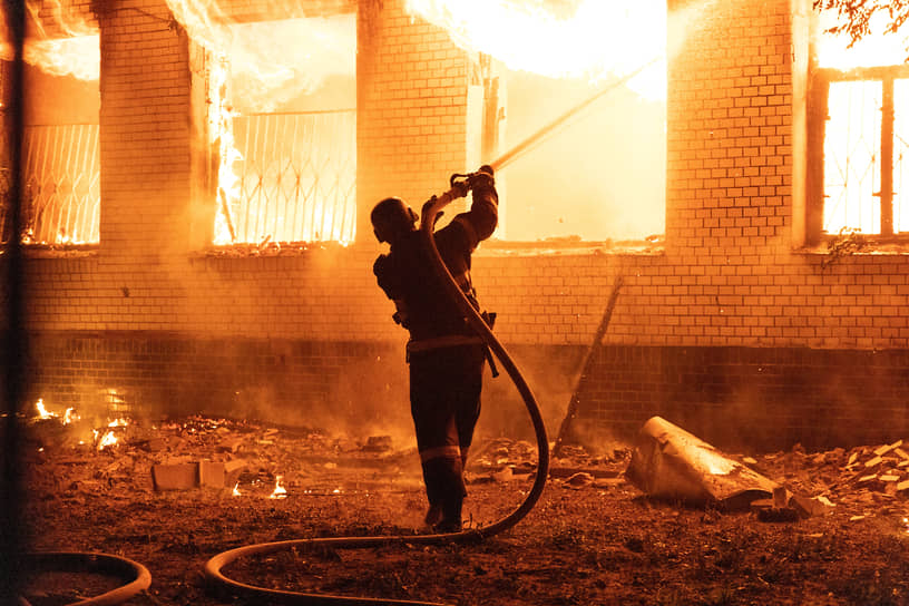 Пожарный тушит горящее здание больницы в Николаеве
