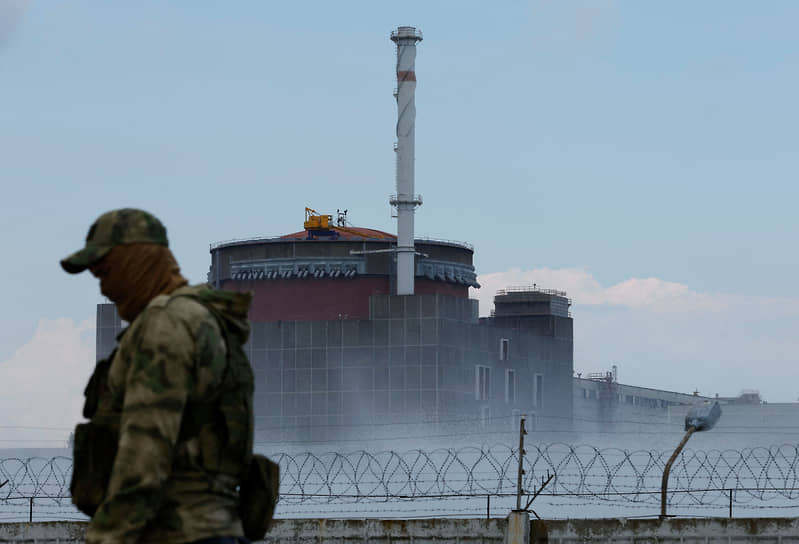 Военнослужащий охраняет Запорожскую АЭС