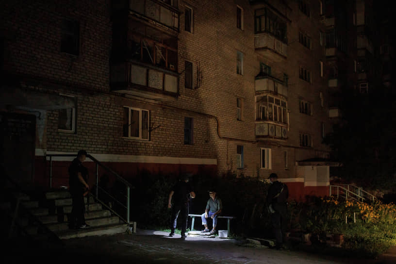 Полицейский спрашивает документы у жителя Краматорска, где ввели комендантский час 