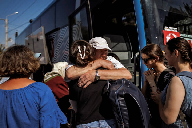 Жители Краматорска прощаются перед отъездом в Германию