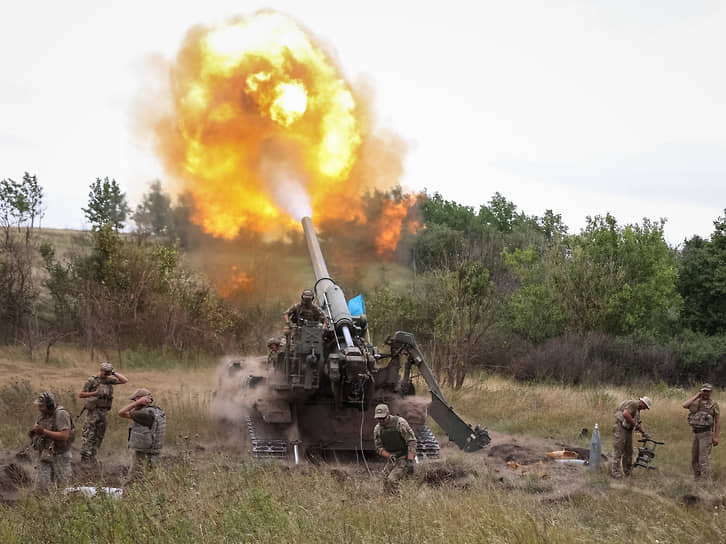 Украинские военные стреляют из самоходной пушки 2С7 «Пион» в Донбассе
