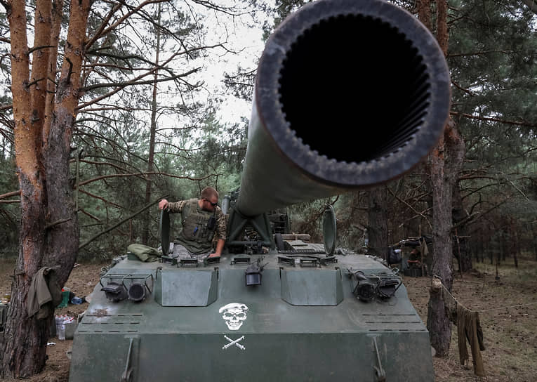 Украинский военнослужащий на самоходной артиллерийской установке 2С7 «Пион» на позиции в Донбассе