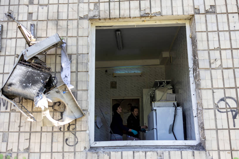 Врачи осматривают пострадавший от обстрела кабинет Центра первичной медико-санитарной помощи в Николаеве