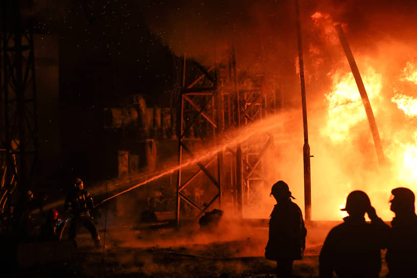 Пожарные тушат горящую ТЭЦ-5 в Харькове