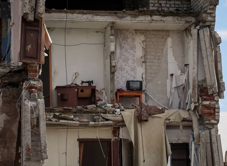 Разрушенный жилой дом в Изюме