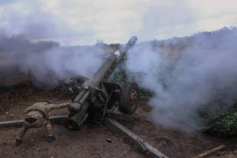 Военнослужащий Национальной гвардии Украины ведет огонь из гаубицы Д-30 в Харьковской области