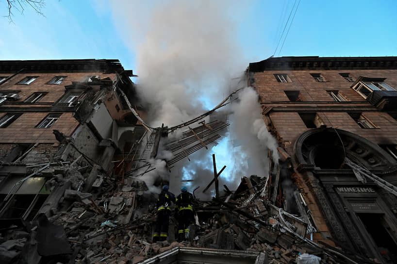 Спасатели работают на развалинах жилого дома в Запорожье