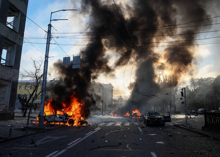 Улица в центре Киева после ракетного удара