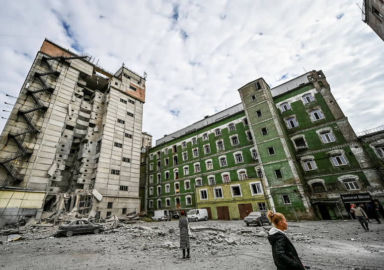 Поврежденные в результате ракетных ударов здания в Запорожье