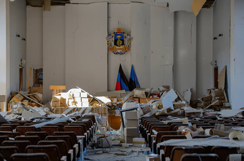 Пострадавшее в результате обстрела здание городской администрации в Донецке