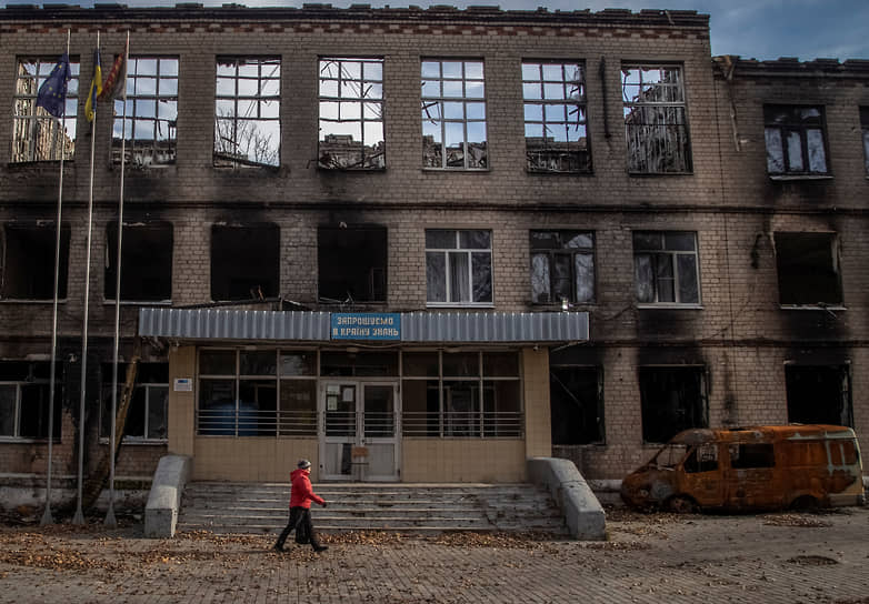 Разрушенная в ходе обстрелов школа в Авдеевке