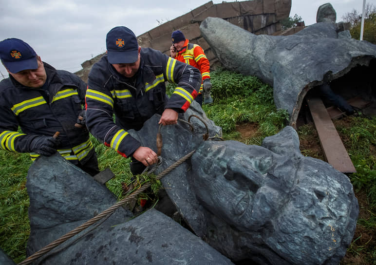 Демонтированный памятник советским воинам «Украина — освободителям» в Ужгороде