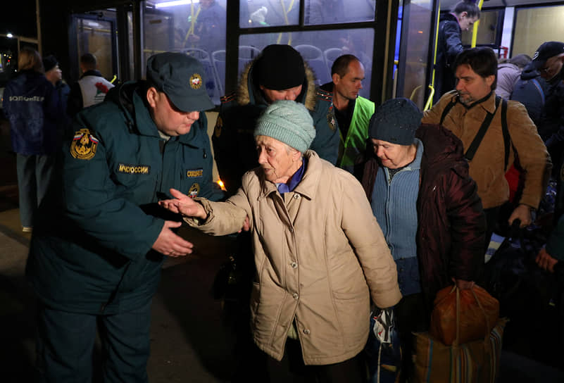 Эвакуированные жители Херсонской области прибыли на железнодорожную станцию Джанкой в Крыму