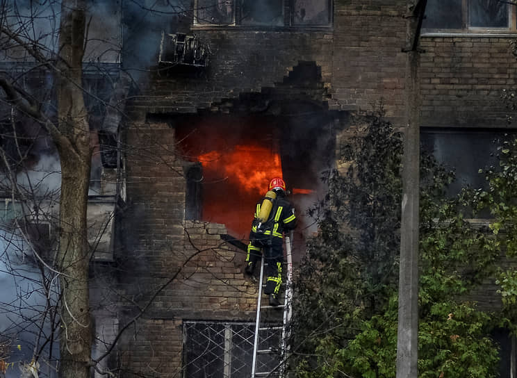 Пожарные тушат возгорание в жилом доме Киева