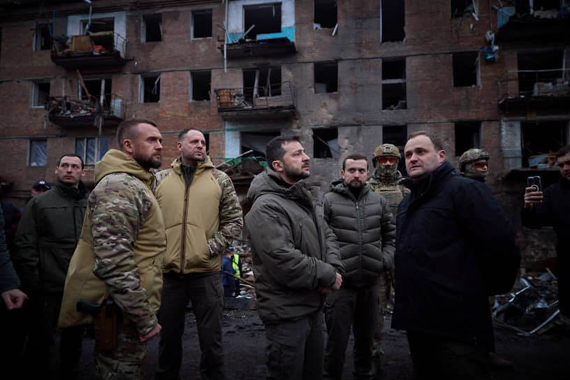 Президент Украины Владимир Зеленский посещает жилой дом, разрушенный в результате ракетного удара, в городе Вышгород