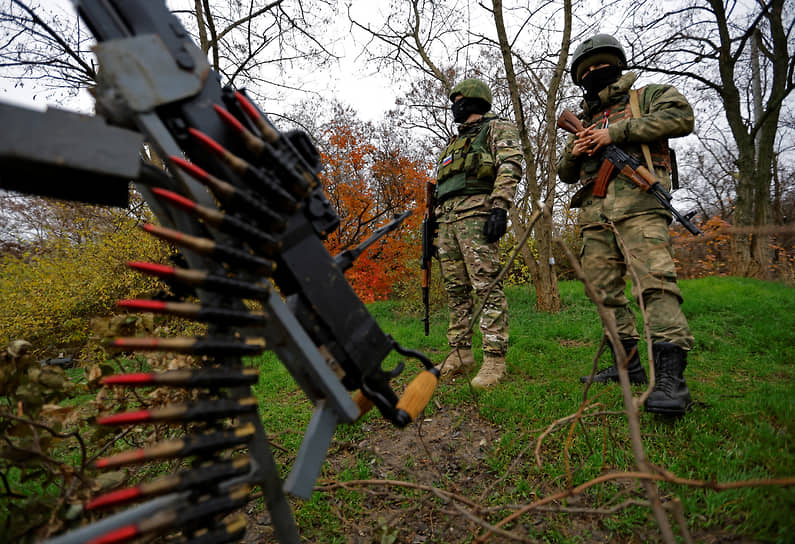 Военнослужащие стоят у пулемета на левом берегу Днепра в Запорожской области