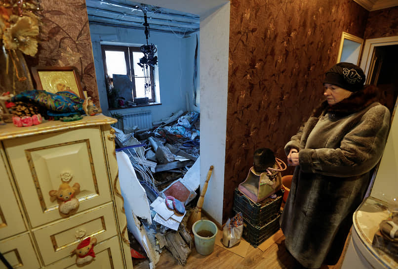 Жительница Донецка в пострадавшей в результате обстрела квартире