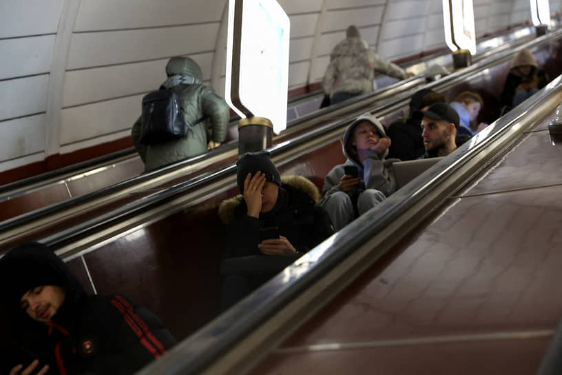 Жители Киева в укрытии на одной из станций метро 