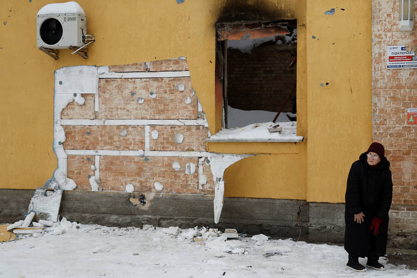 С фасада здания в городе Гостомель Киевской области срезали граффити британского художника Бэнкси