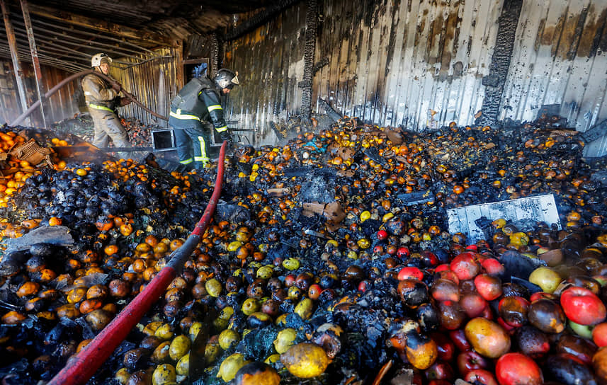 Спасатели работают на территории сгоревшего рынка в Донецке