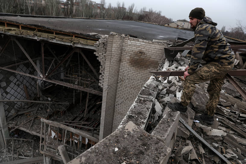 Украинский военнослужащий на крыше разрушенного университета в Краматорске