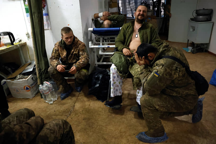 Донецкая область. Украинские военнослужащие в полевой медклинике