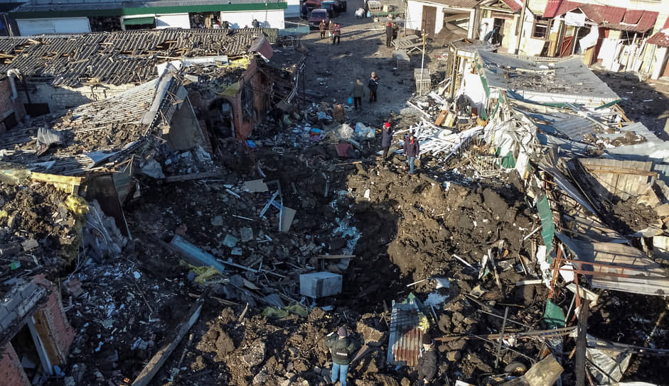 Вид на пострадавший в результате обстрела рынок в поселке Шевченково 