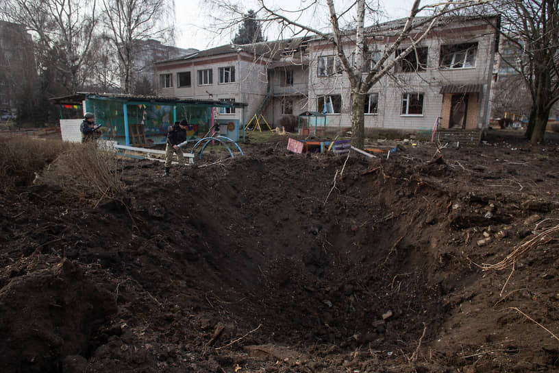 Воронка от ракетного удара в Краматорске в Донецкой области