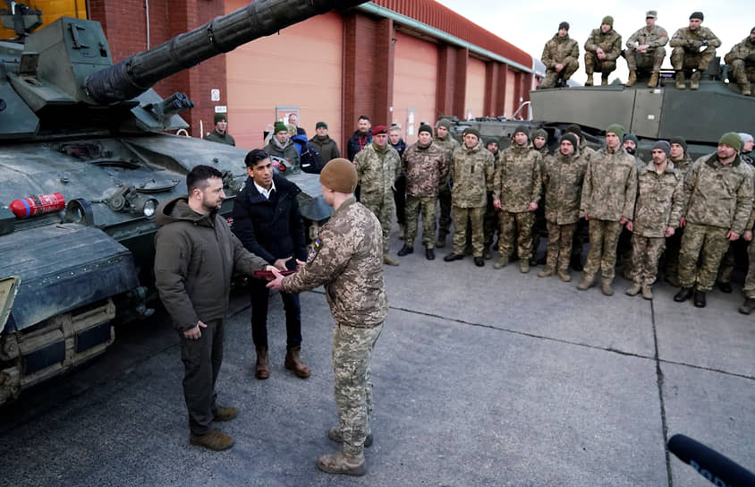 Президент Украины Владимир Зеленский вручает медали украинским военным, прибывшим в Великобританию для обучения на танках Challenger 2