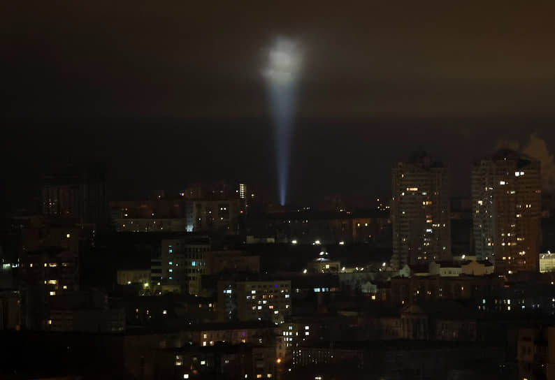 Украинские военнослужащие используют прожектор для поиска беспилотников в небе над Киевом