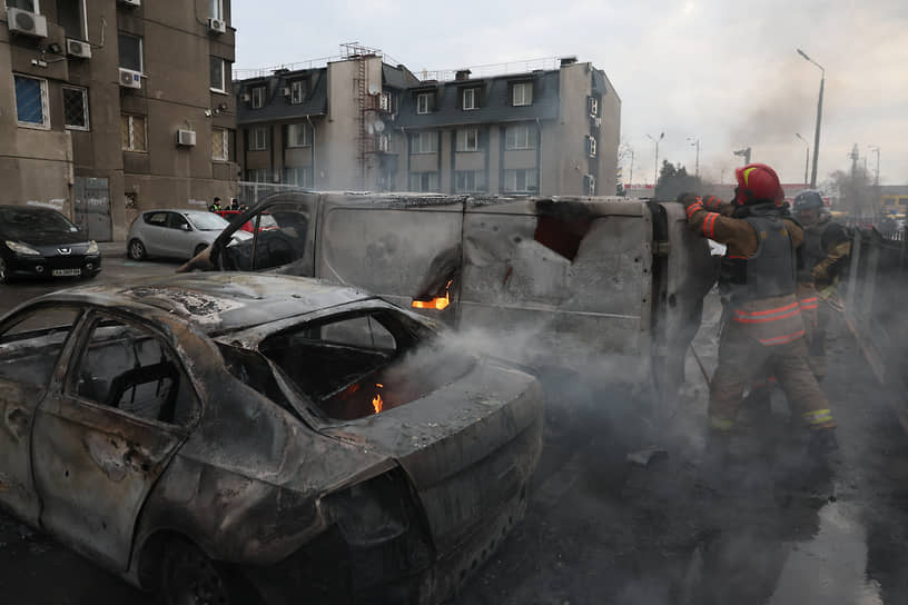 Пожарные тушат автомобили в Киеве