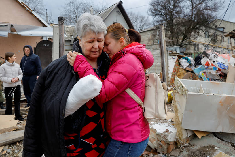 Жительницы Донецка возле разрушенного в ходе обстрела дома
