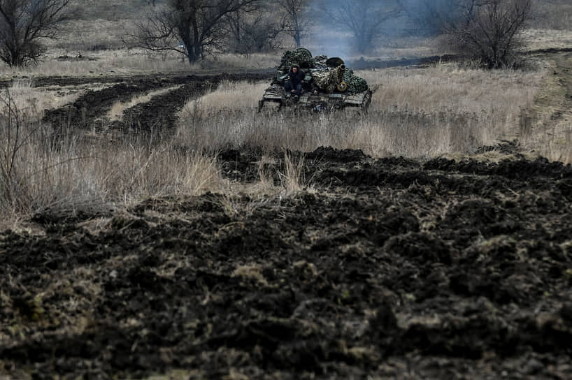 Украинские военнослужащие едут на танке у линии фронта в Запорожской области