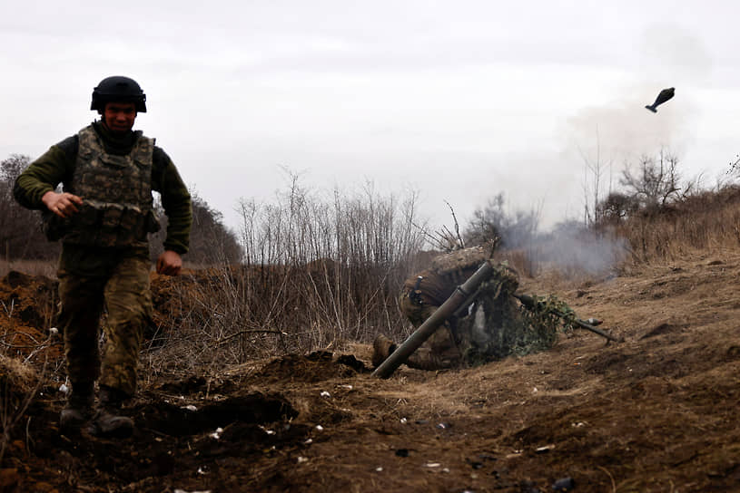 Украинские солдаты ведут минометный огонь под Бахмутом (Артемовском)