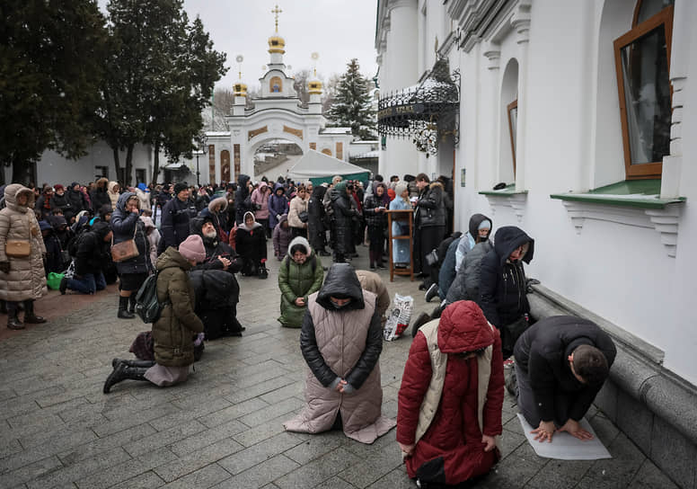 Верующие слушают проповедь предстоятеля УПЦ митрополита Онуфрия в Киево-Печерской лавре