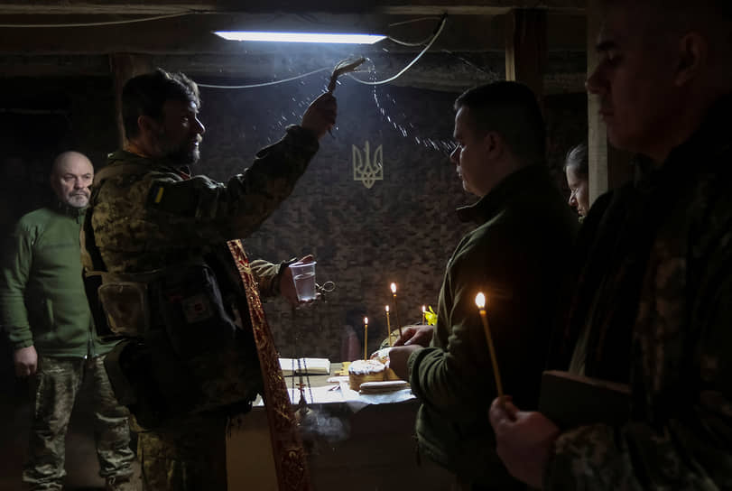Украинские военные во время пасхальной службы в городе Часов Яр