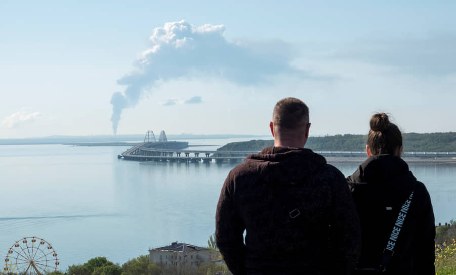 Дым, поднимающийся над горящим резервуаром с нефтепродуктами в поселке Волна Краснодарского края