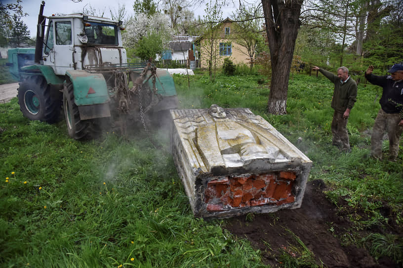 Демонтаж советского памятника в селе Костенев Львовской области